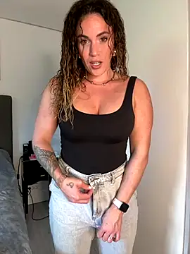 Clara-xoxo online show from October 3, 2025, 12:57 pm