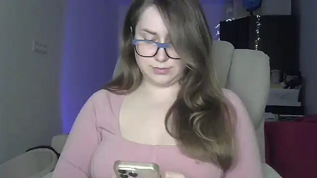 Snapshot of SeasonalSomeone chatting on May 19, 2026, 10:05 pm SeasonalSomeone online show from May 19, 2026, 10:05 pm