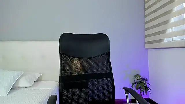 NataliaBuiles online show from February 20, 2025, 9:53 pm