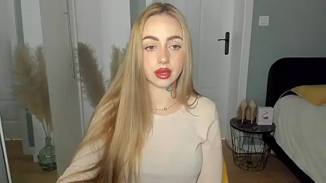 Snapshot of sexyCoralie chatting on May 9, 2026, 6:51 am sexyCoralie online show from May 9, 2026, 6:51 am