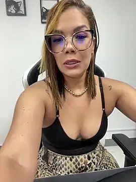 KellyBrooklyn  online show from January 3, 2025, 4:06 pm