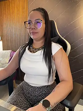 KellyBrooklyn  online show from April 13, 2026, 3:28 pm