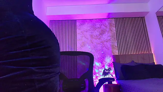 JuliRamirez online show from April 19, 2026, 4:17 pm