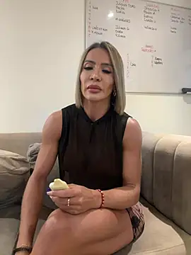 ChristieKroes online show from February 18, 2025, 8:58 pm