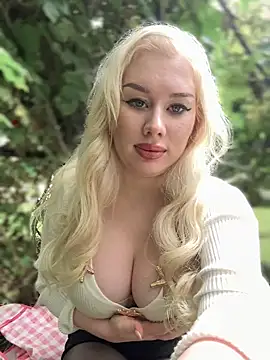 Snapshot of LaraHollywood chatting on September 21, 2025, 6:15 am LaraHollywood online show from September 21, 2025, 6:15 am