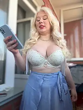 Snapshot of LaraHollywood chatting on October 1, 2025, 3:34 am LaraHollywood online show from October 1, 2025, 3:34 am