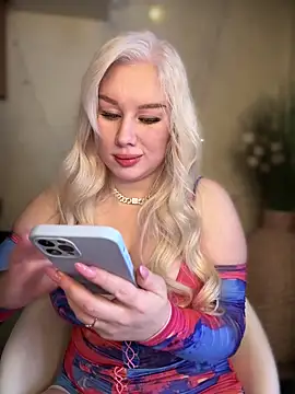 Snapshot of LaraHollywood chatting on October 4, 2025, 6:11 am LaraHollywood online show from October 4, 2025, 6:11 am