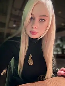 LaraHollywood online show from November 12, 2025, 11:32 am