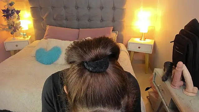  Abril W online show from November 27, 2025, 11:51 pm