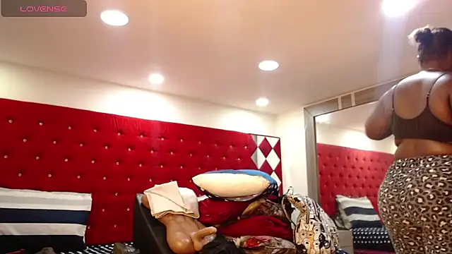 TamyJhonson online show from November 1, 2025, 1:24 pm