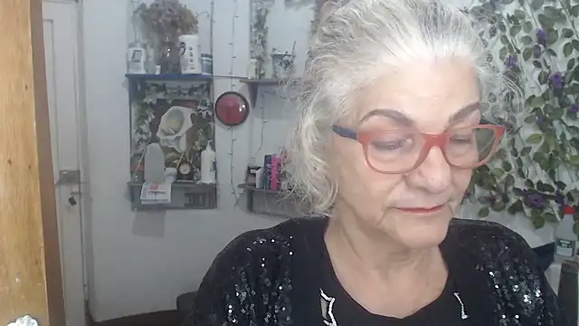 Snapshot of FunnyGrandma chatting on May 9, 2026, 3:34 am FunnyGrandma online show from May 9, 2026, 3:34 am