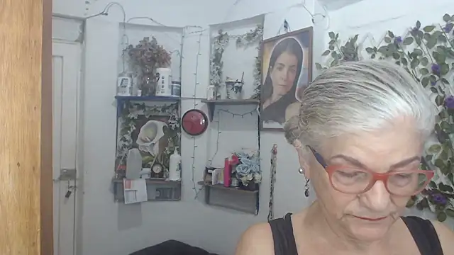 Snapshot of FunnyGrandma chatting on May 10, 2026, 12:05 am FunnyGrandma online show from May 10, 2026, 12:05 am