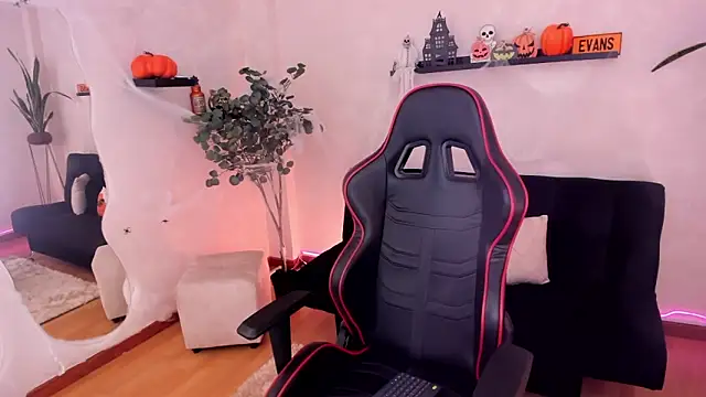 EmmyEvans1 online show from October 28, 2025, 8:11 pm