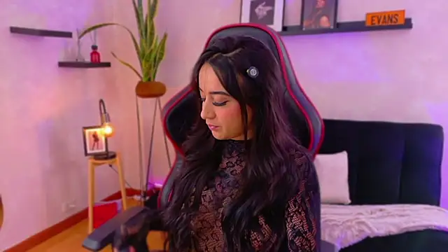 EmmyEvans1 online show from February 18, 2026, 7:32 pm