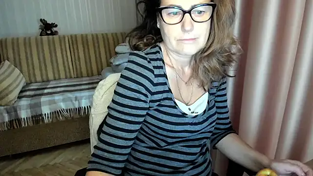 lauraoven online show from November 26, 2025, 10:05 am