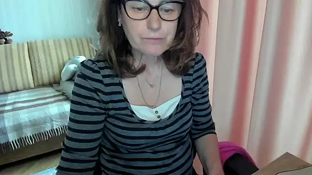 Snapshot of lauraoven chatting on May 3, 2026, 9:59 am lauraoven online show from May 3, 2026, 9:59 am