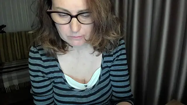 Snapshot of lauraoven chatting on May 5, 2026, 6:16 pm lauraoven online show from May 5, 2026, 6:16 pm