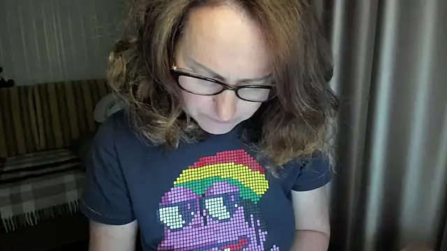Snapshot of lauraoven chatting on May 13, 2026, 6:27 pm lauraoven online show from May 13, 2026, 6:27 pm