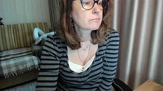 Snapshot of lauraoven chatting on June 3, 2026, 5:18 pm lauraoven online show from June 3, 2026, 5:18 pm
