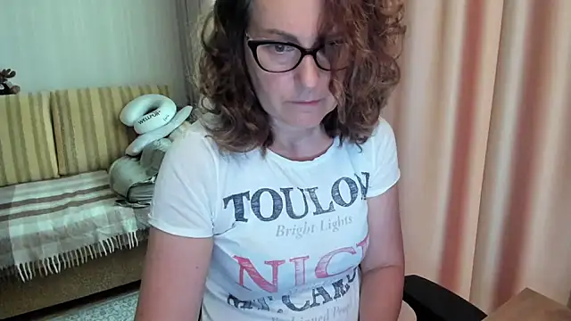 Snapshot of lauraoven chatting on June 10, 2026, 7:18 am lauraoven online show from June 10, 2026, 7:18 am