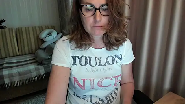 Snapshot of lauraoven chatting on June 11, 2026, 3:10 pm lauraoven online show from June 11, 2026, 3:10 pm