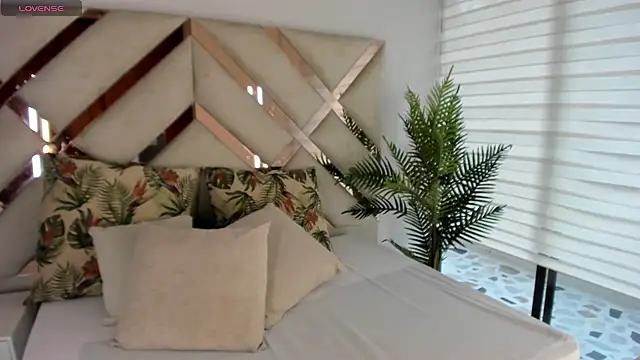 tati saldarriaga online show from October 16, 2025, 9:27 pm