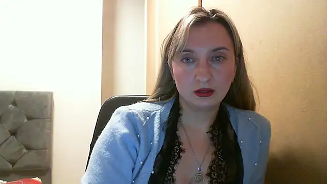 SusanCurt online show from November 10, 2025, 8:19 pm