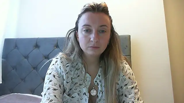 SusanCurt online show from November 15, 2025, 12:02 pm