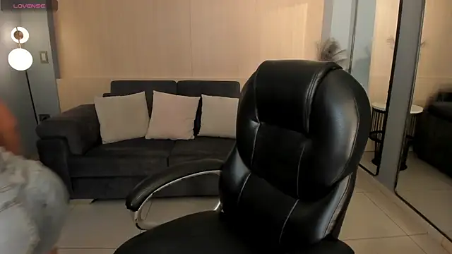 MiaRoberts1 online show from December 5, 2025, 6:37 pm