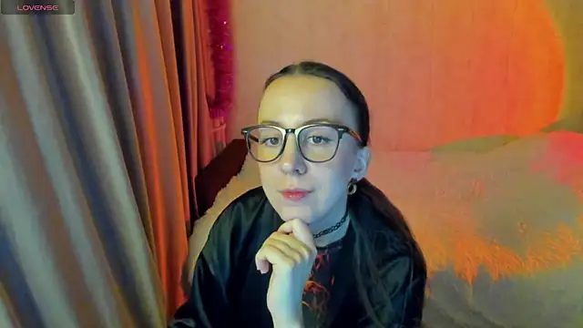 CurlySteph online show from November 7, 2025, 5:57 pm