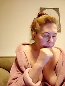 Hottie-Mom online show from April 16, 2026, 9:04 pm