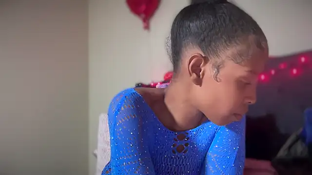 Snapshot of Cum2Charm chatting on March 7, 2025, 2:36 am Cum2Charm online show from March 7, 2025, 2:36 am