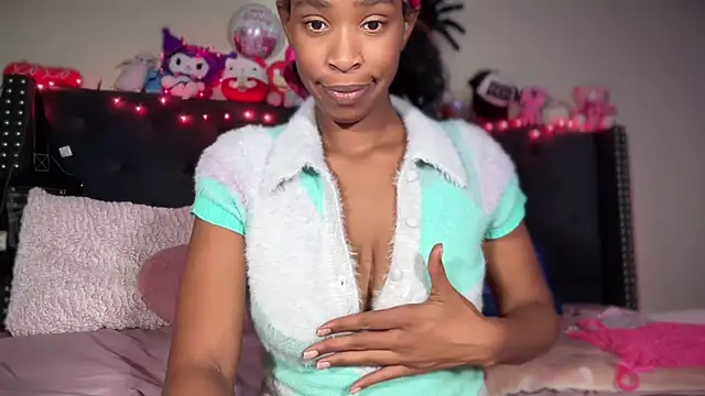 Snapshot of Cum2Charm chatting on October 28, 2025, 5:22 am Cum2Charm online show from October 28, 2025, 5:22 am