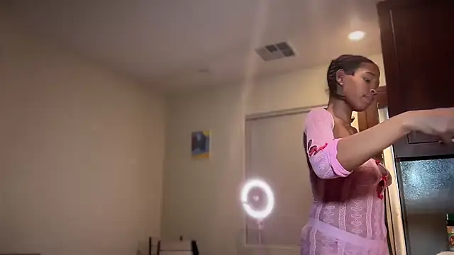 Snapshot of Cum2Charm chatting on January 8, 2026, 5:21 am Cum2Charm online show from January 8, 2026, 5:21 am