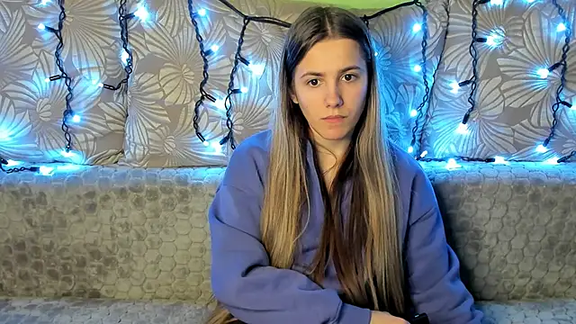 MaggieCake online show from December 16, 2024, 4:02 am