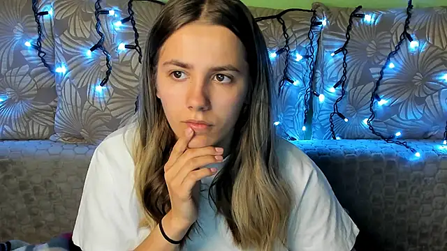 MaggieCake online show from November 9, 2025, 4:33 am