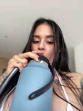 LaraHenao online show from January 30, 2025, 12:59 pm