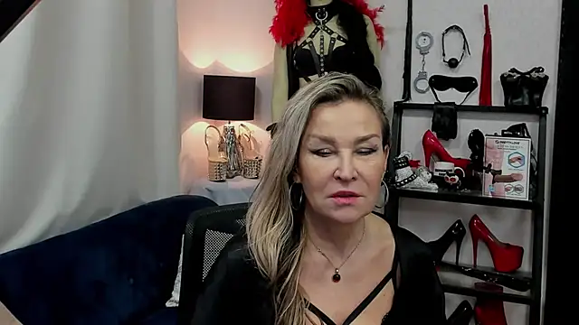 crystaLUX online show from January 10, 2025, 9:02 am