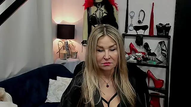 crystaLUX online show from January 30, 2025, 9:04 am