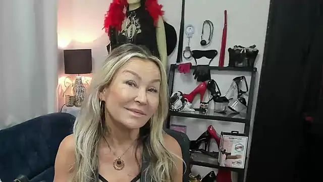 Snapshot of crystaLUX chatting on July 6, 2026, 4:42 am crystaLUX online show from July 6, 2026, 4:42 am