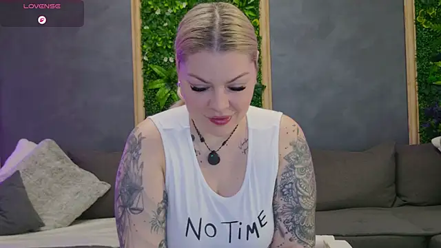 Raven Luna online show from May 11, 2026, 4:07 am