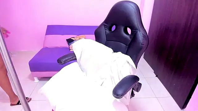 MATURE WHOR33 online show from November 5, 2025, 12:27 pm