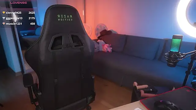 Snapshot of Emberella_ chatting on December 6, 2024, 5:00 pm Emberella  online show from December 6, 2024, 5:00 pm