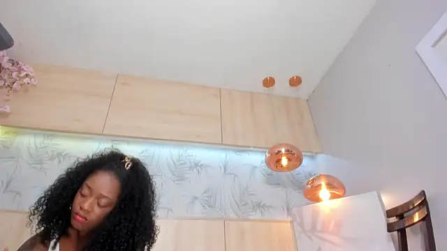 maryevans  online show from September 23, 2025, 11:46 am