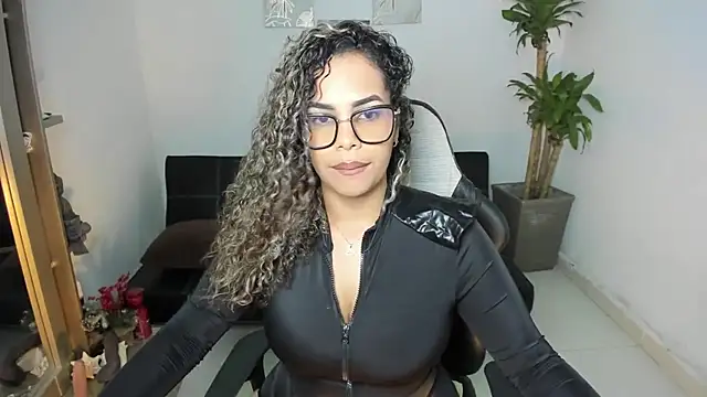 Snapshot of alyssannVhm chatting on October 24, 2025, 2:30 am alyssannVhm online show from October 24, 2025, 2:30 am