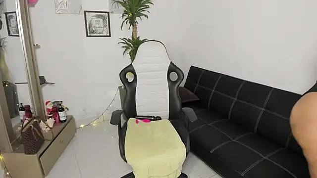 Snapshot of alyssannVhm chatting on December 20, 2025, 2:29 am alyssannVhm online show from December 20, 2025, 2:29 am