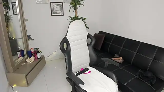 Snapshot of alyssannVhm chatting on January 8, 2026, 11:07 pm alyssannVhm online show from January 8, 2026, 11:07 pm