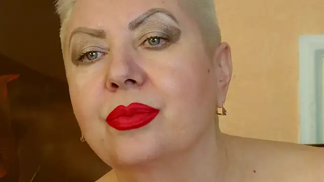 Snapshot of LadyPosh chatting on December 25, 2024, 1:42 am LadyPosh online show from December 25, 2024, 1:42 am