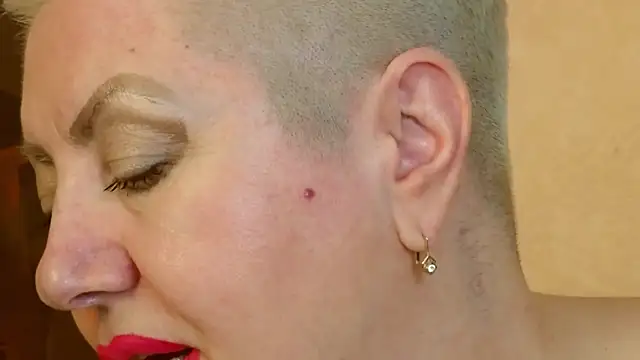 Snapshot of LadyPosh chatting on December 27, 2024, 5:52 am LadyPosh online show from December 27, 2024, 5:52 am