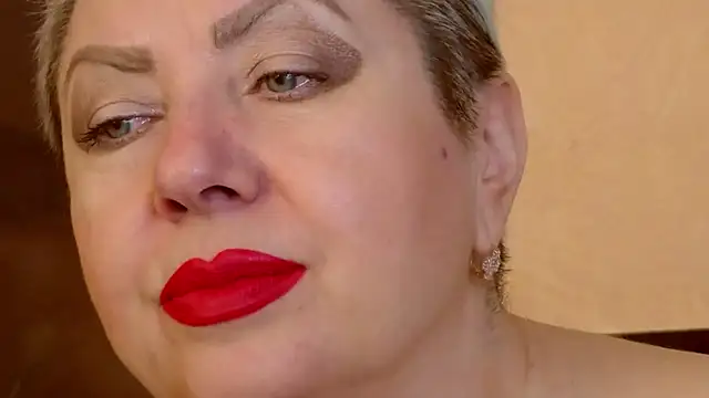 Snapshot of LadyPosh chatting on October 3, 2025, 8:39 pm LadyPosh online show from October 3, 2025, 8:39 pm